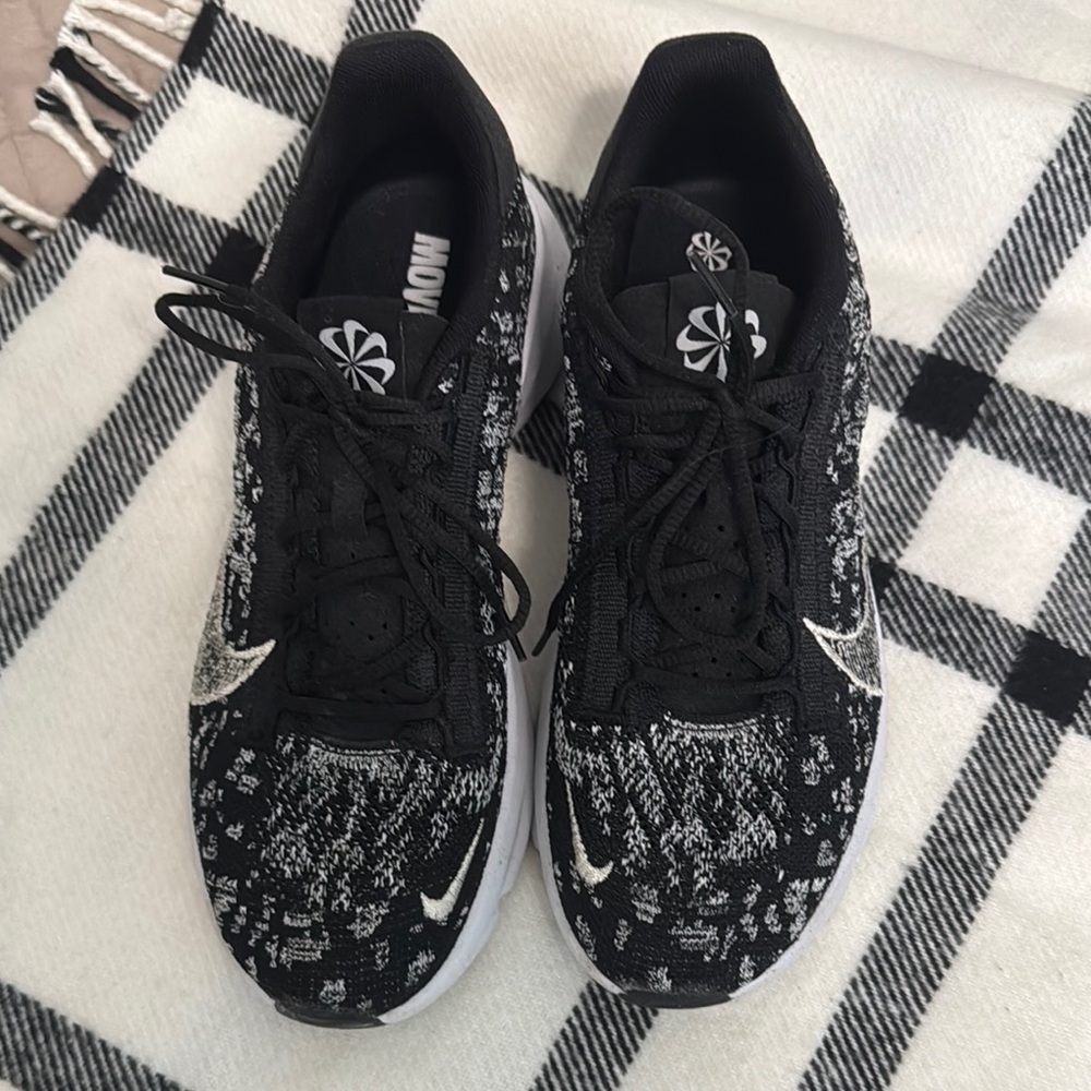Nike sneakers women’s 9.5